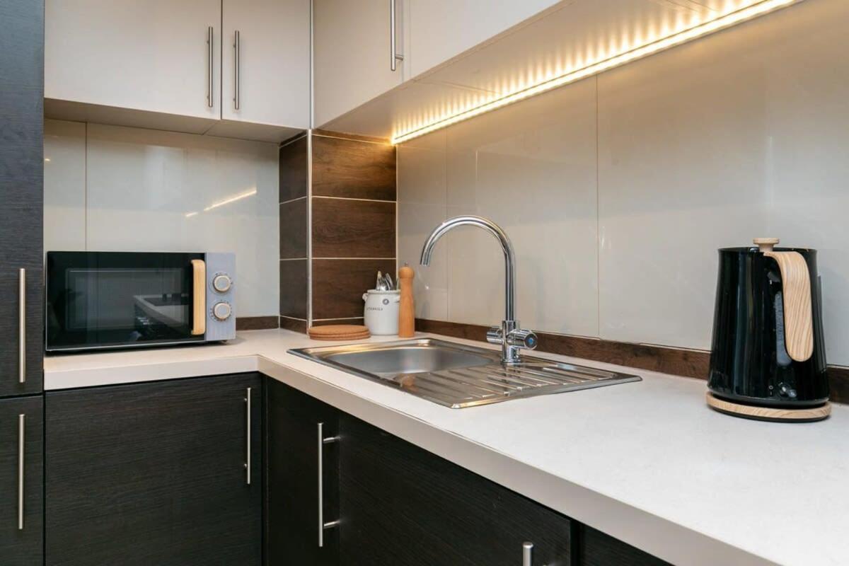 Modern 1 Bedroom Apartment In Woking Town Centre מראה חיצוני תמונה